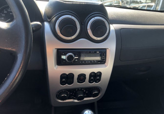 Подержанный автомобиль Renault Sandero 2013 года (13 фото)