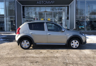 Подержанный автомобиль Renault Sandero 2011 года (4 фото)