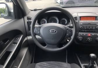 Подержанный автомобиль Kia Ceed Hatchback 2007 года (12 фото)