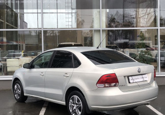 Подержанный автомобиль Volkswagen Polo Sedan 2011 года (7 фото)