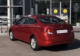 Подержанный автомобиль Hyundai Solaris Sedan 2011 года (7 фото)