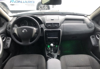 Подержанный автомобиль Nissan Terrano 2015 года (10 фото)
