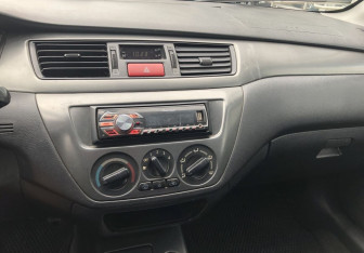 Подержанный автомобиль Mitsubishi Lancer Sedan 2005 года (14 фото)