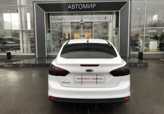 Подержанный автомобиль Ford Focus Sedan 2013 года (6 фото)