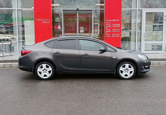 Подержанный автомобиль Opel Astra Sedan 2013 года (4 фото)