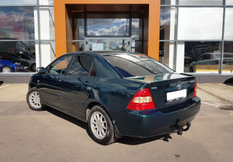 Подержанный автомобиль Toyota Corolla Sedan 2003 года (7 фото)