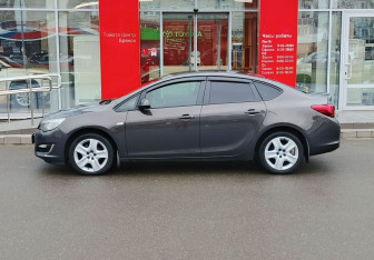 Подержанный автомобиль Opel Astra Sedan 2013 года (8 фото)