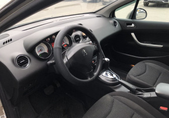 Подержанный автомобиль Peugeot 408 2012 года (9 фото)