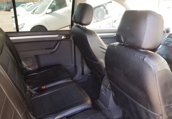Подержанный автомобиль Volkswagen Touran 2004 года (10 фото)