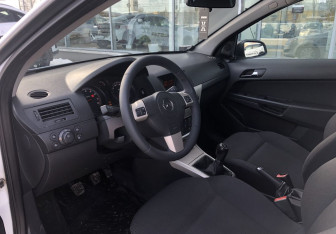 Подержанный автомобиль Opel Astra Hatchback 2008 года (9 фото)