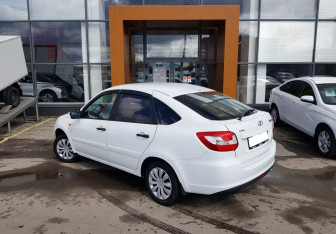 Подержанный автомобиль LADA (ВАЗ) Granta Liftback 2015 года (7 фото)