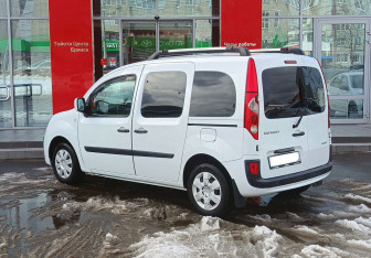 Подержанный автомобиль Renault Kangoo 2010 года (7 фото)