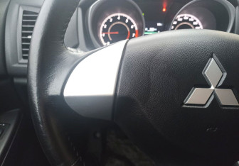 Подержанный автомобиль Mitsubishi ASX 2011 года (18 фото)