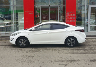 Подержанный автомобиль Hyundai Elantra Sedan 2015 года (8 фото)