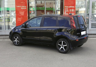 Подержанный автомобиль Nissan Note 2013 года (7 фото)
