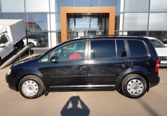 Подержанный автомобиль Volkswagen Touran 2004 года (8 фото)