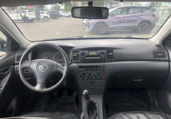 Подержанный автомобиль Toyota Corolla Sedan 2003 года (10 фото)