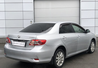 Подержанный автомобиль Toyota Corolla Sedan 2010 года (5 фото)
