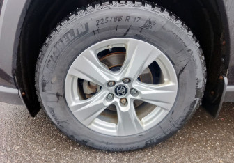 Подержанный автомобиль Toyota RAV4 2020 года (10 фото)