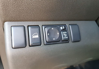 Подержанный автомобиль Nissan Pathfinder 2013 года (15 фото)