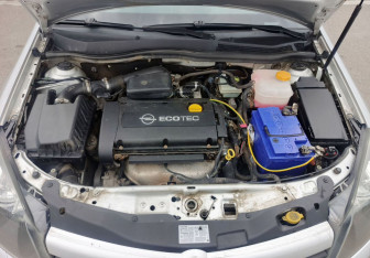 Подержанный автомобиль Opel Astra Wagon 2004 года (11 фото)