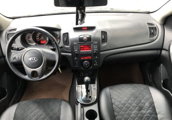 Подержанный автомобиль Kia Cerato Sedan 2009 года (10 фото)
