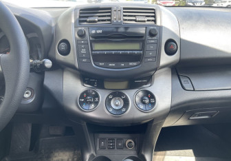 Подержанный автомобиль Toyota RAV4 2010 года (14 фото)