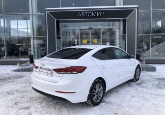 Подержанный автомобиль Hyundai Elantra Sedan 2017 года (5 фото)