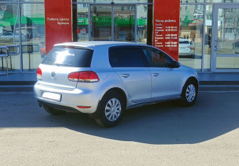 Подержанный автомобиль Volkswagen Golf Hatchback 2011 года (5 фото)