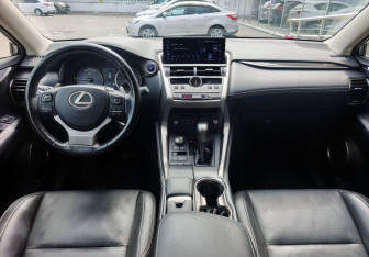 Подержанный автомобиль Lexus NX 2019 года (15 фото)