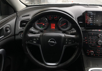 Подержанный автомобиль Opel Insignia Liftback 2010 года (12 фото)
