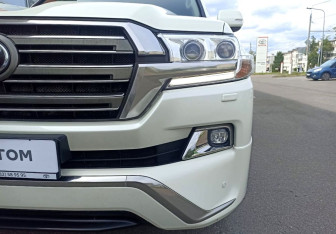 Подержанный автомобиль Toyota Land Cruiser Suv 2016 года (9 фото)