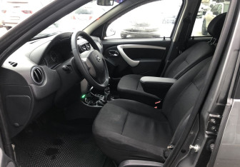 Подержанный автомобиль Nissan Terrano 2015 года (9 фото)