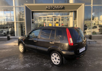 Подержанный автомобиль Ford Fusion 2008 года (7 фото)