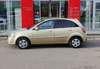 Подержанный автомобиль Kia Rio Hatchback 2011 года (8 фото)