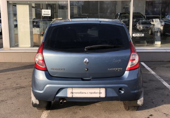 Подержанный автомобиль Renault Sandero 2011 года (6 фото)