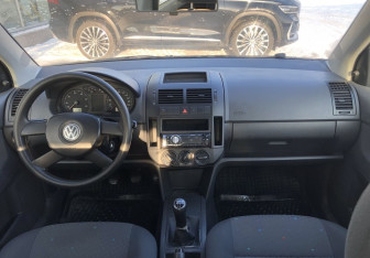 Подержанный автомобиль Volkswagen Polo Hatchback 2003 года (10 фото)