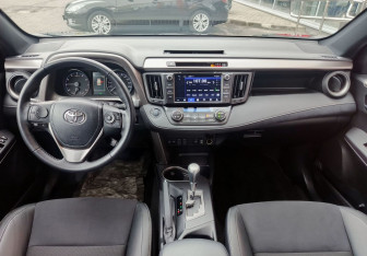 Подержанный автомобиль Toyota RAV4 2016 года (15 фото)