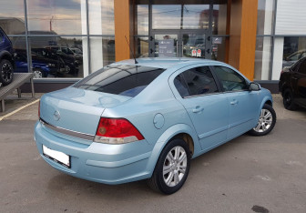 Подержанный автомобиль Opel Astra Sedan 2009 года (5 фото)