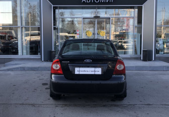 Подержанный автомобиль Ford Focus Sedan 2005 года (6 фото)