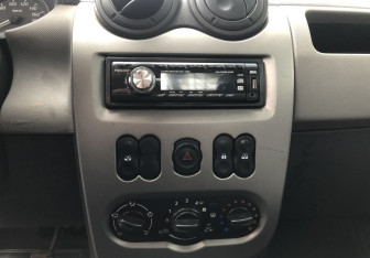 Подержанный автомобиль Renault Logan Sedan 2012 года (12 фото)