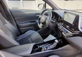 Подержанный автомобиль Toyota C-HR 2021 года (14 фото)