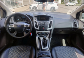 Подержанный автомобиль Ford Focus Sedan 2013 года (15 фото)