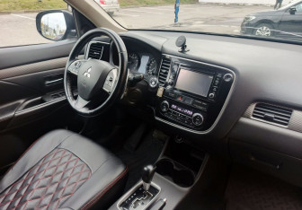 Подержанный автомобиль Mitsubishi Outlander 2013 года (14 фото)