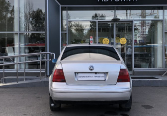 Подержанный автомобиль Volkswagen Bora Sedan 1998 года (6 фото)