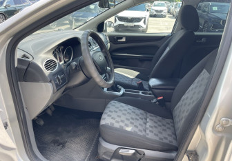 Подержанный автомобиль Ford Focus Sedan 2009 года (9 фото)