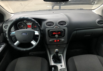 Подержанный автомобиль Ford Focus Hatchback 2010 года (10 фото)