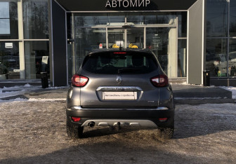 Подержанный автомобиль Renault Kaptur 2016 года (6 фото)