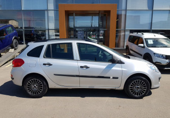 Подержанный автомобиль Renault Clio Hatchback 2008 года (4 фото)