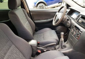 Подержанный автомобиль Toyota Corolla Sedan 2003 года (9 фото)